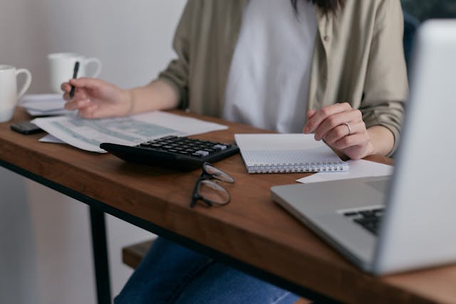 pexels-mikhail-nilov-6963857 Previdência Privada: Entenda e Proteja Seu Futuro Financeiro